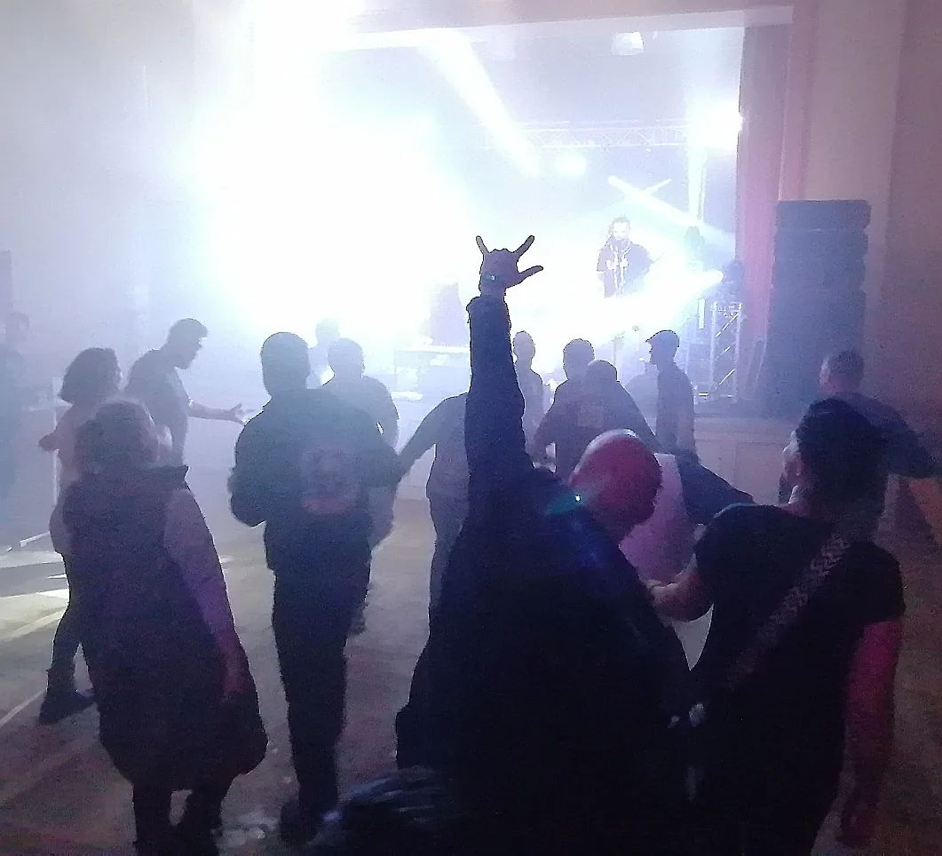 Publikum in dichtem Bühnennebel bei Rock am Kreisel